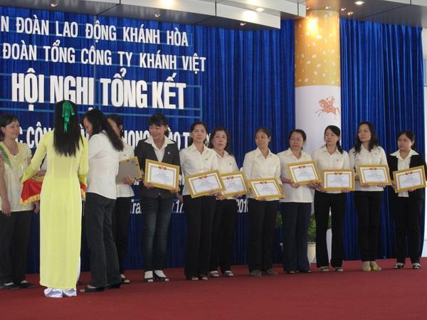 Tổng GĐ Nguyễn Thị Tường Anh trao bằng khen cho Các Công đoàn cơ sở